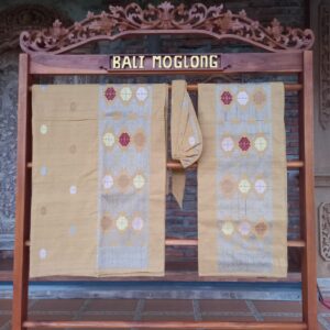 Saput dan Udeng Bulan Bintang Kuning