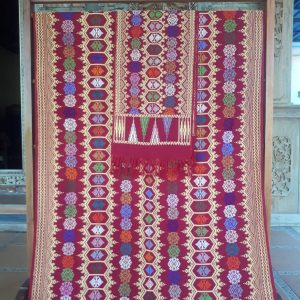 Songket dan Selendang Jembatan Cinta Pink